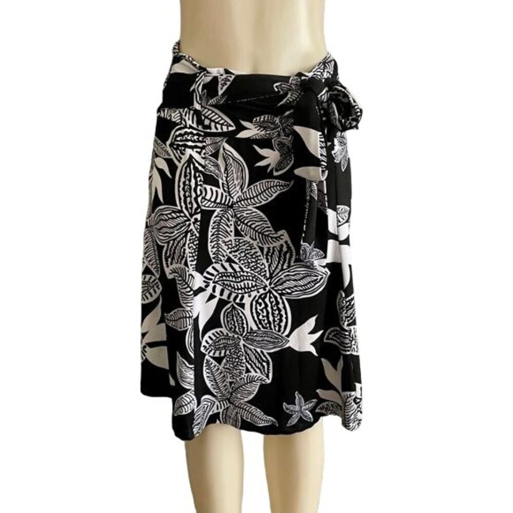 Black and White Skirt by Hypnotized float skirt size 8 with attached belt Midi.